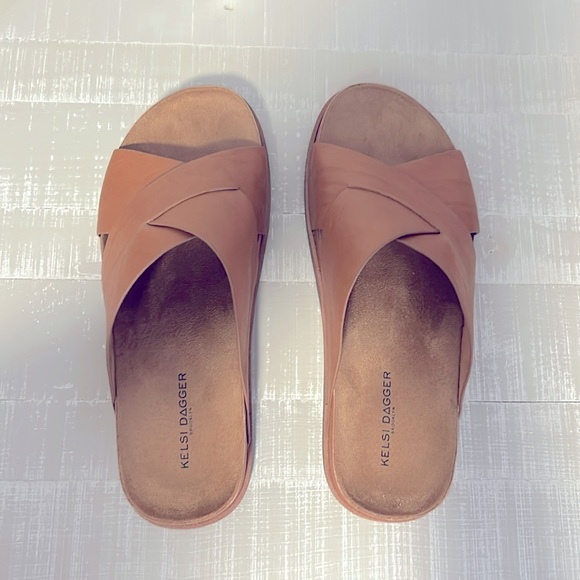 *YEAR END CLEARANCE SALE* 
NWB Kelsi Dagger Brooklyn Sailor Platform Sandal 9.5M - Picture 2 of 6